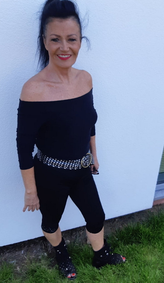 Une cougar en manque de bites