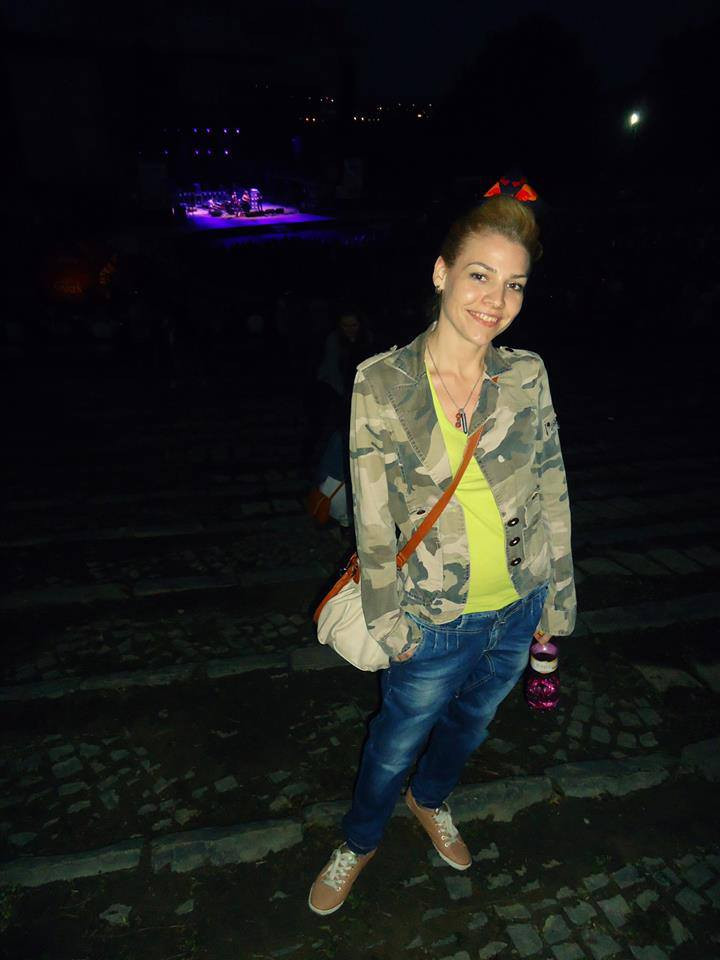 Salope coquine qui aime les fiestas